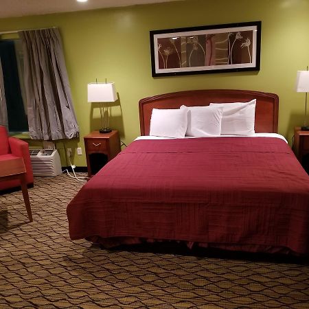 Economy Inn & Suites Cedar Lake 외부 사진