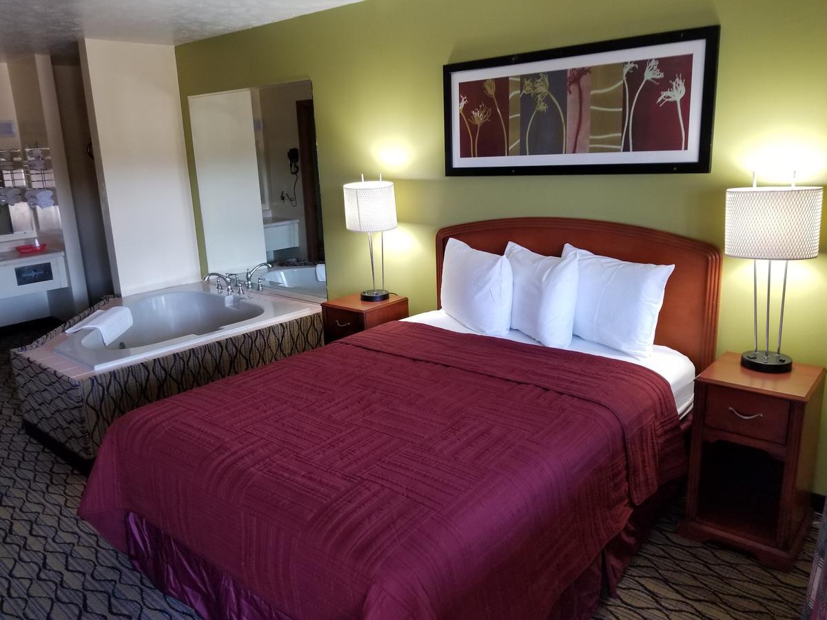Economy Inn & Suites Cedar Lake 외부 사진