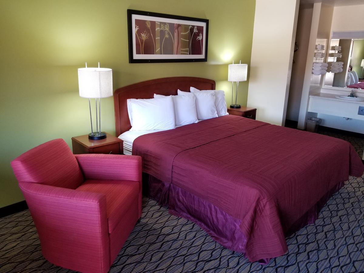 Economy Inn & Suites Cedar Lake 외부 사진