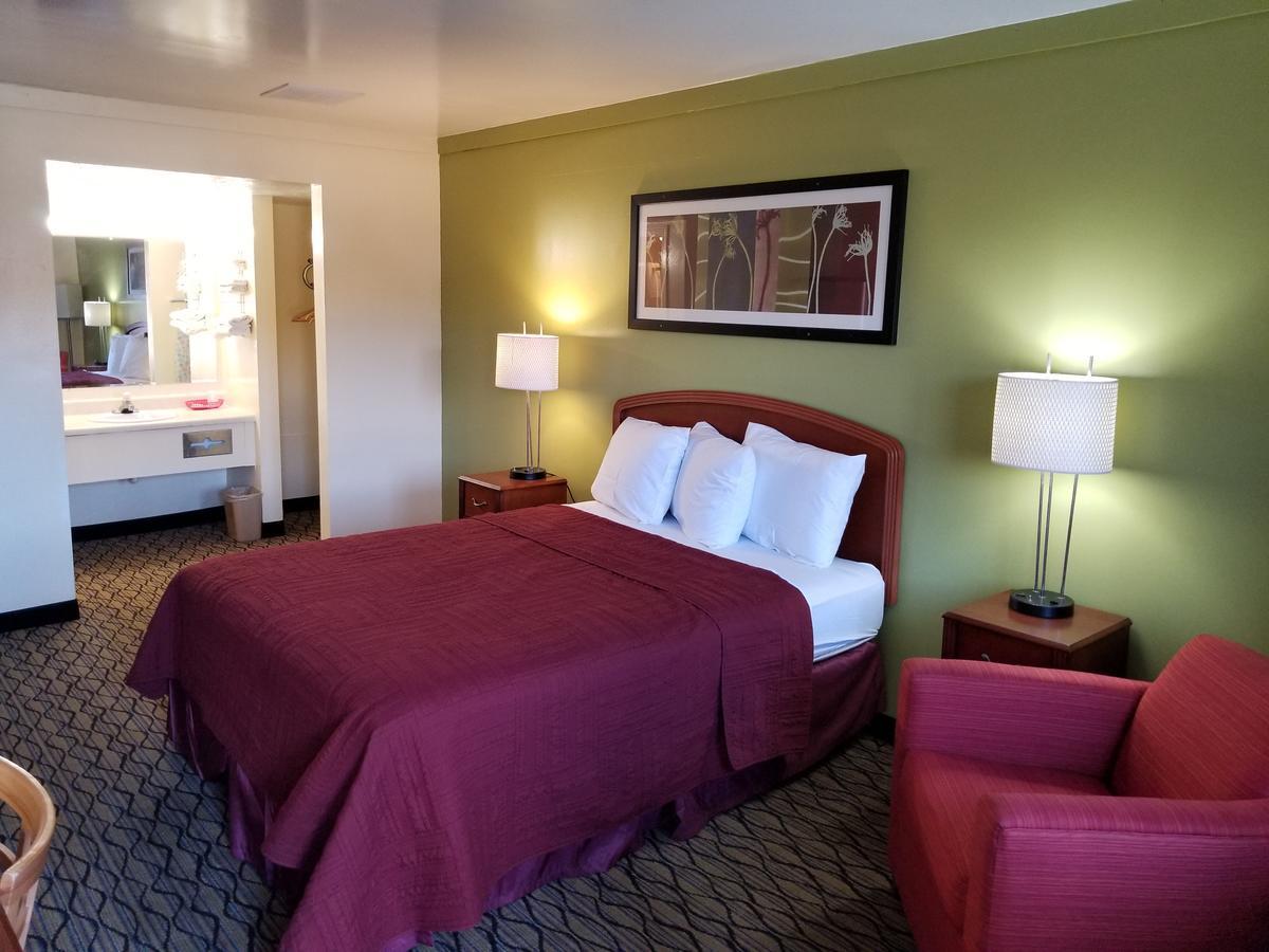 Economy Inn & Suites Cedar Lake 외부 사진