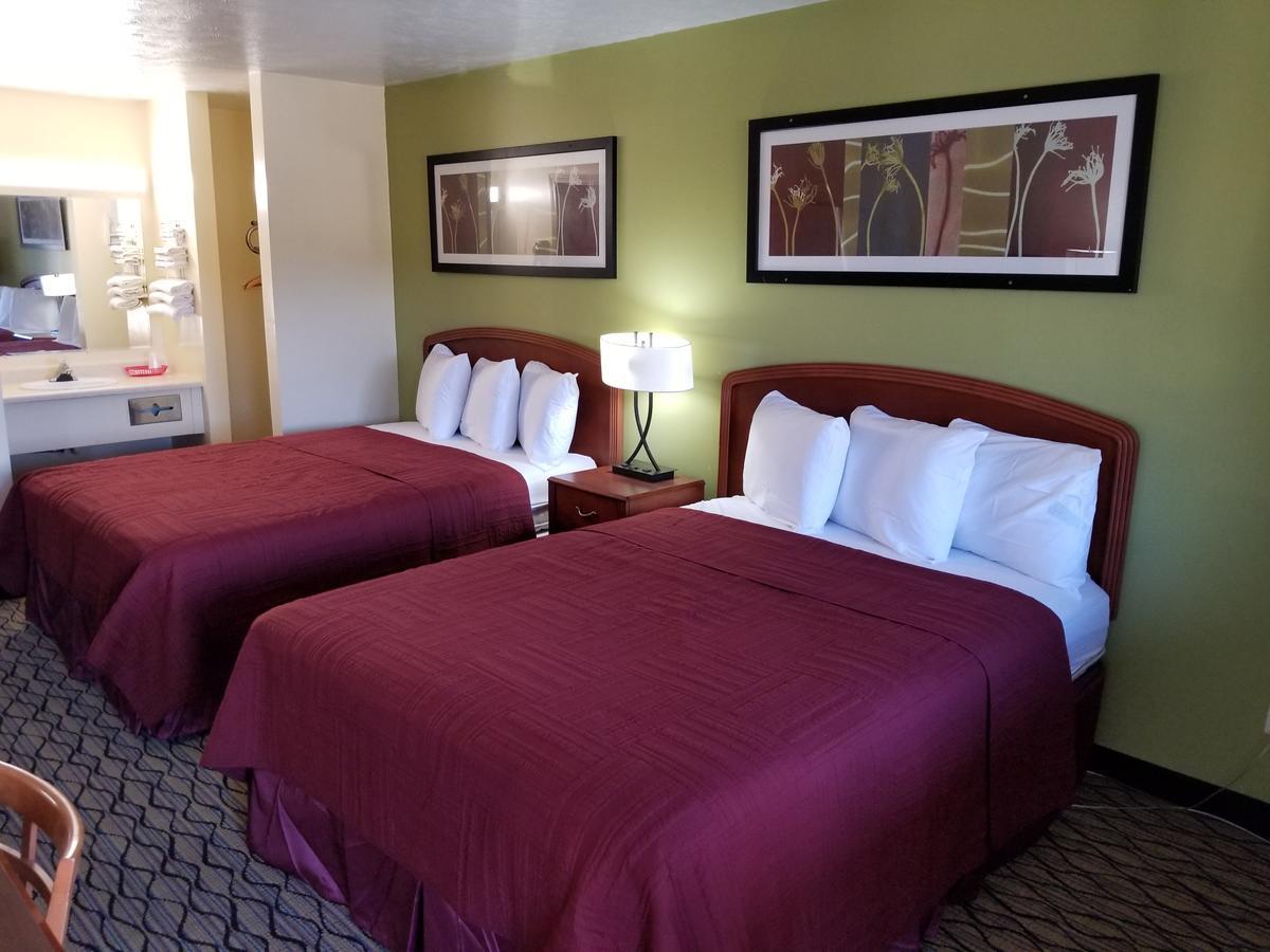 Economy Inn & Suites Cedar Lake 외부 사진